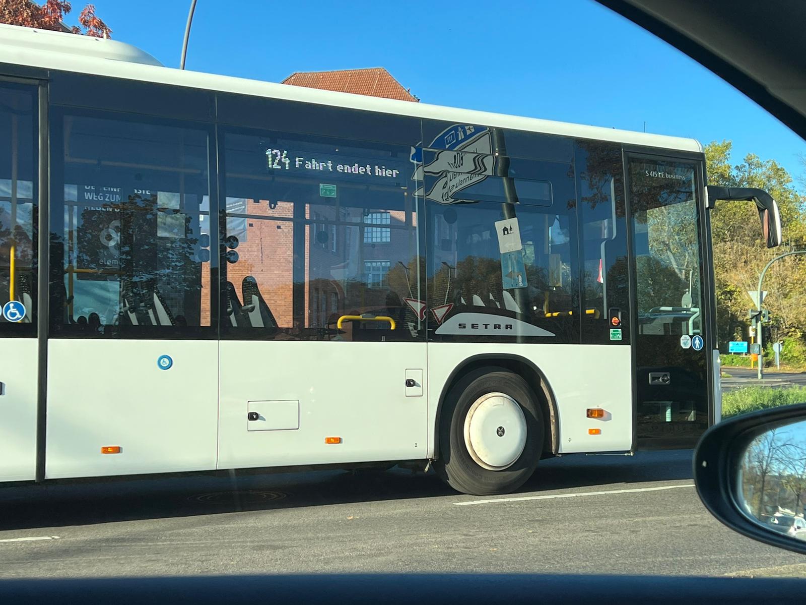 Bus der BVG-Linie 124 in Tegel – immer noch in weißer Lackierung unterwegs