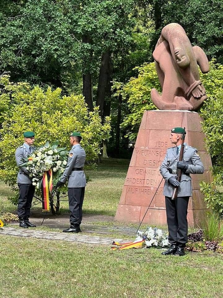 Kranzniederlegung vor dem Denkmal am Bezirksamt Reinickendorf 